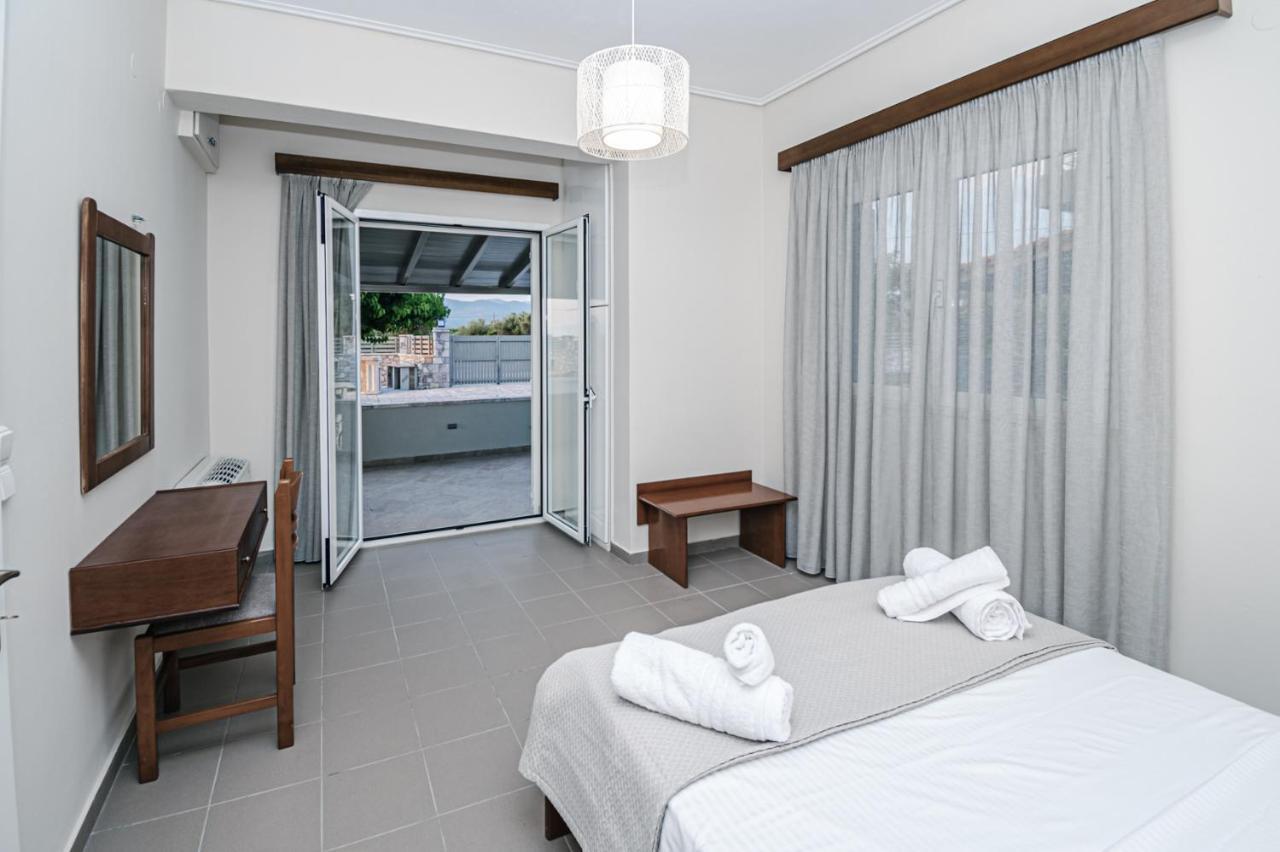 Terra Helios Suites & Studios Kyparissia Rum bild