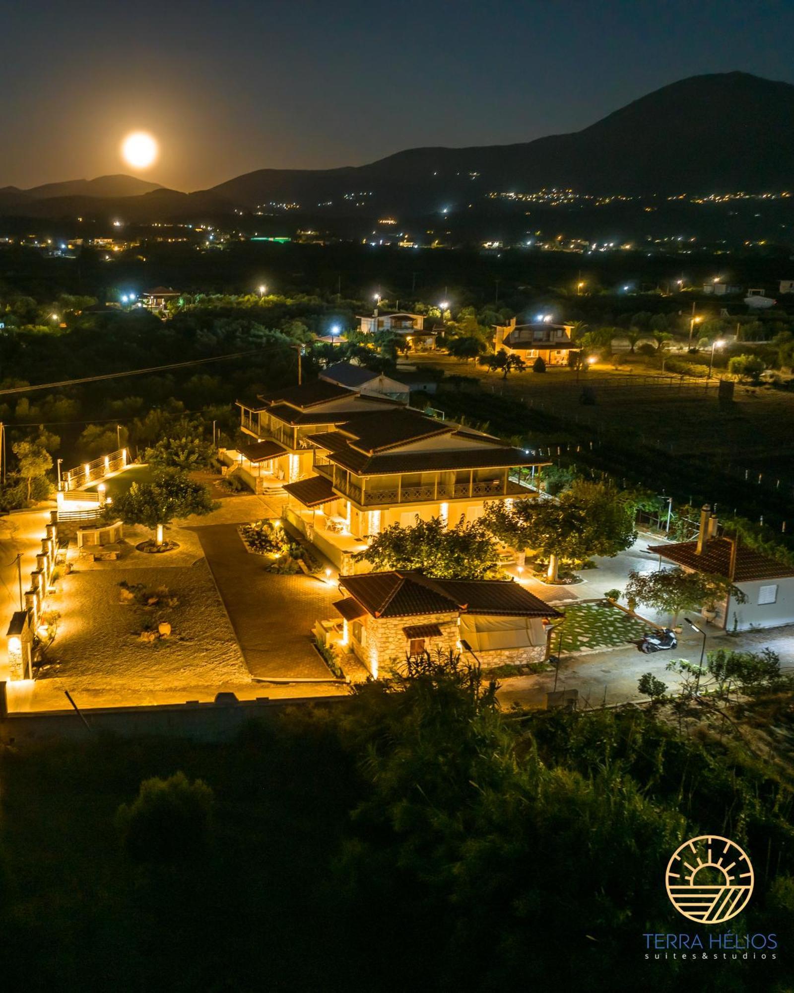 Terra Helios Suites & Studios Kyparissia Exteriör bild