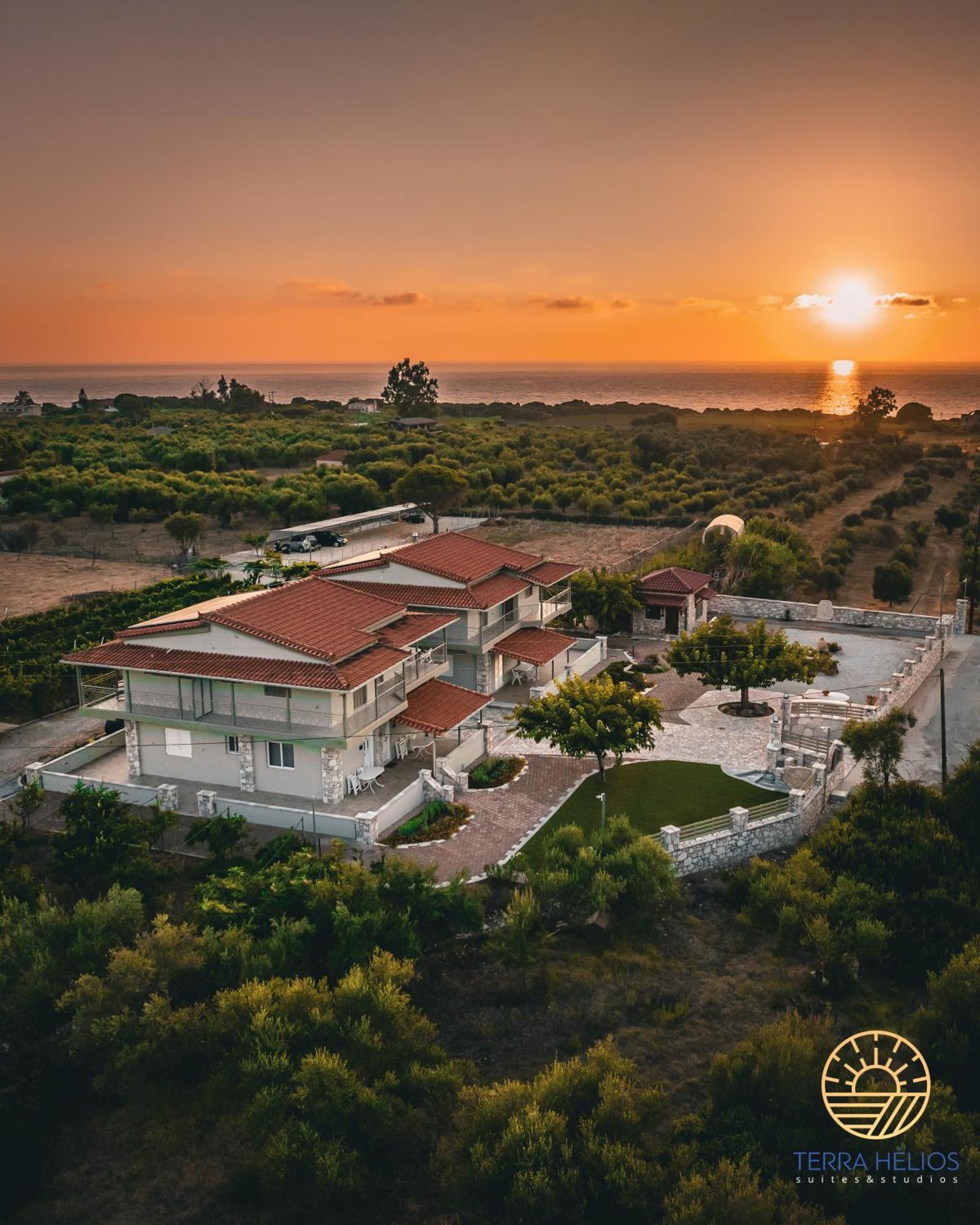 Terra Helios Suites & Studios Kyparissia Exteriör bild
