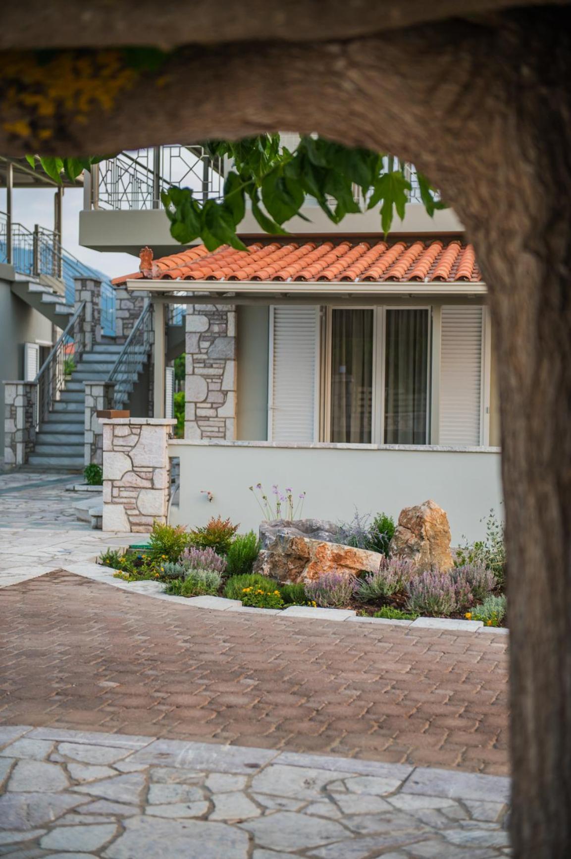 Terra Helios Suites & Studios Kyparissia Exteriör bild